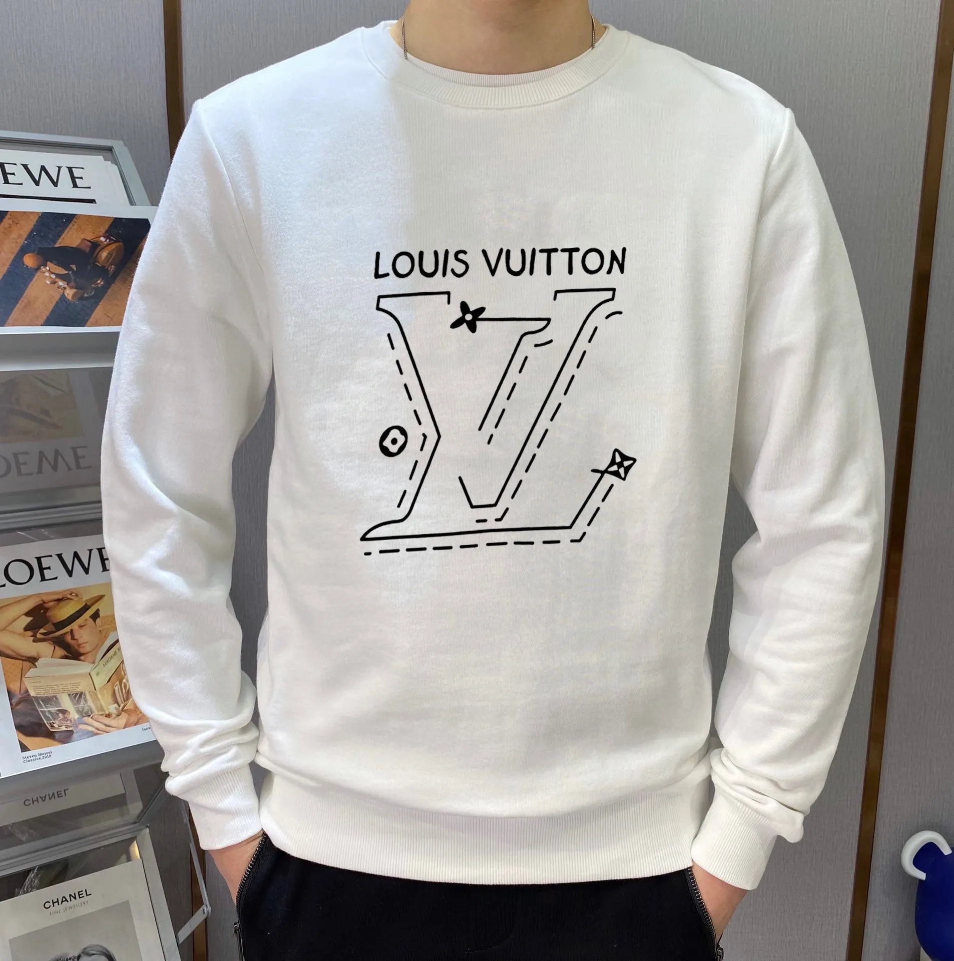 🅿️220 brand [LV Louis Vuitton] (good news for fat people) 2025ss autumn latest long-sleeved round-neck sweatshirt, on sale simultaneously on the official website. Refreshing and breathable. Made of top Tencel Roman. Comfortable and soft. 3D three-dimensional clarity. Super fashion sense. Great for gifting and keeping for yourself. Size: M-5XL (can wear up to 220 pounds)